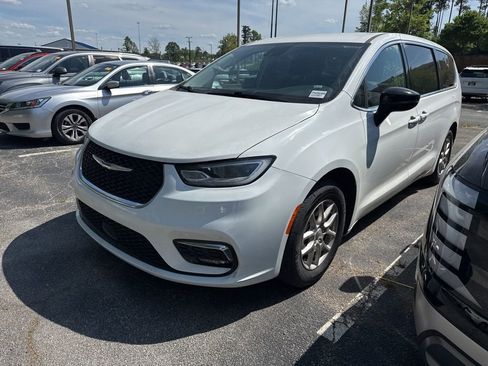 Used 2024 Chrysler Pacifica Touring-L image 1