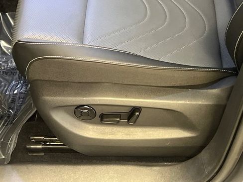 Certified 2025 Volkswagen Tiguan SE FWD image 8