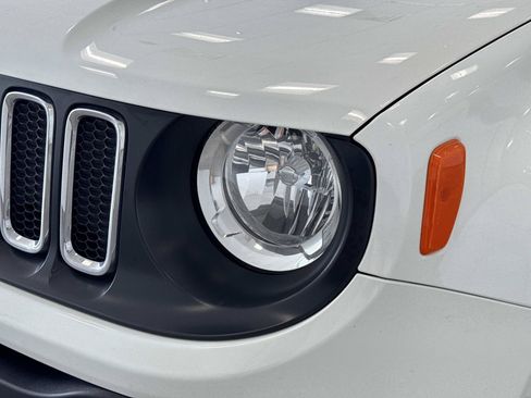 Used 2018 Jeep Renegade Latitude w/ UConnect 8.4 Nav Group FWD image 30