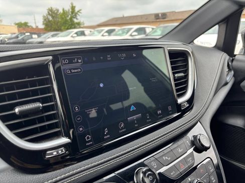 Used 2025 Chrysler Pacifica Limited FWD image 20