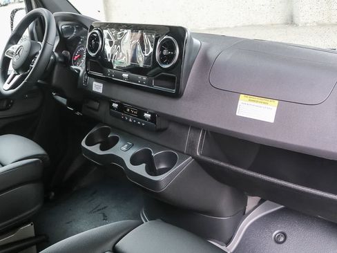 Used 2024 Mercedes-Benz Sprinter 2500 image 13
