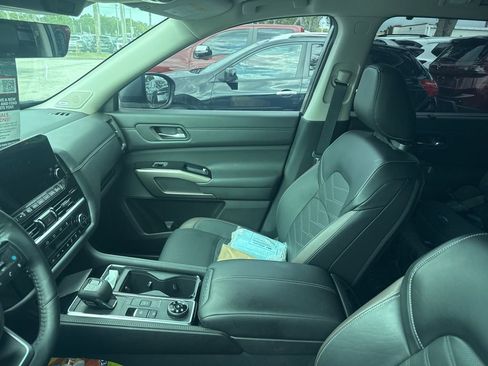 Used 2024 Nissan Pathfinder Platinum w/ Cargo Package AWD/4WD image 3