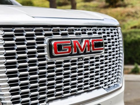 Used 2024 GMC Yukon XL Denali w/ Advanced Technology Package AWD/4WD image 10