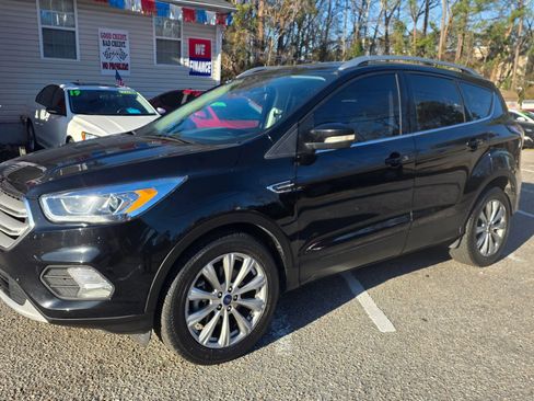 Used 2017 Ford Escape Titanium image 2