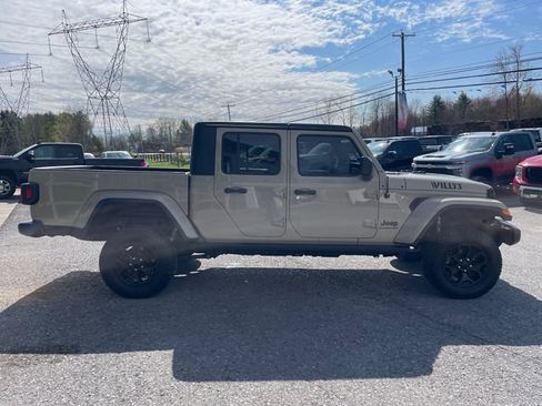 Used 2022 Jeep Gladiator Sport AWD/4WD image 8