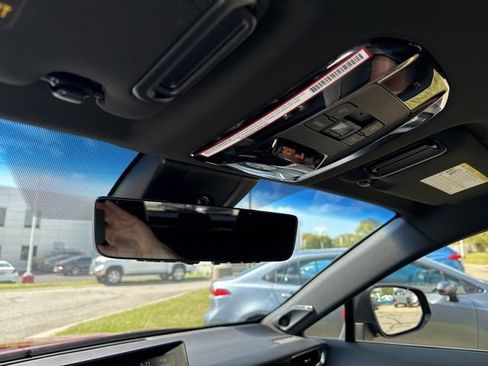 Used 2021 Toyota Venza Limited image 24