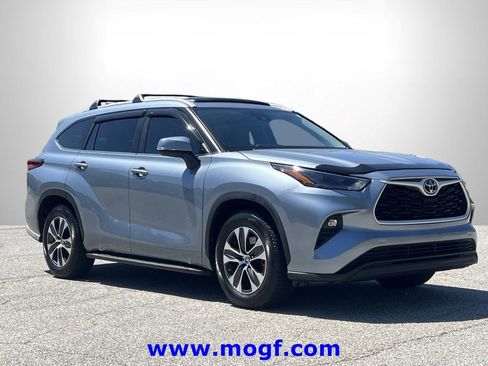 Used 2023 Toyota Highlander XLE image 4
