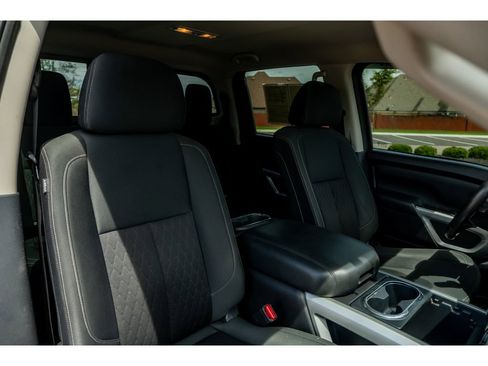 Used 2018 Nissan Titan SV w/ SV Convenience Package AWD/4WD image 18