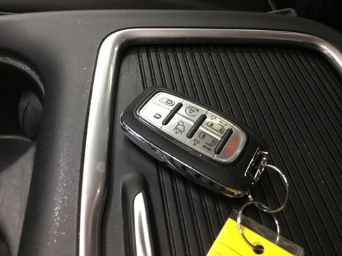 Used 2023 Chrysler Pacifica Touring-L image 10