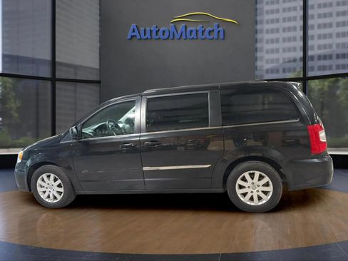 Used 2015 Chrysler Town & Country Touring FWD image 7