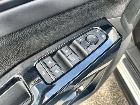 Used 2022 Nissan Pathfinder SV w/ SV Premium Package image 23