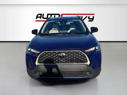 Used 2025 Toyota Corolla Cross LE FWD image 2