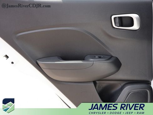 Used 2025 Hyundai Venue SEL FWD image 18