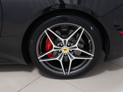 Used 2016 Ferrari California T RWD image 19