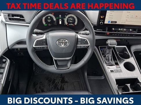 Used 2025 Toyota Sienna XSE w/ XSE Plus Package image 11