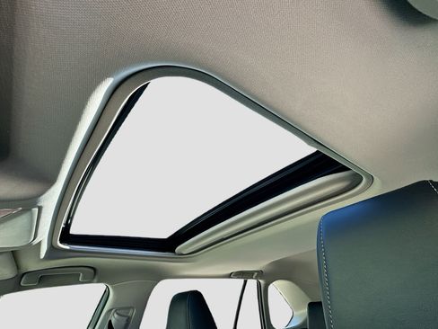 Used 2022 Toyota RAV4 XLE Premium image 19