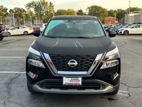 Used 2023 Nissan Rogue SV image 2
