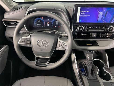 Used 2023 Toyota Highlander Limited image 14