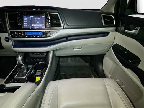 Used 2018 Toyota Highlander XLE image 34