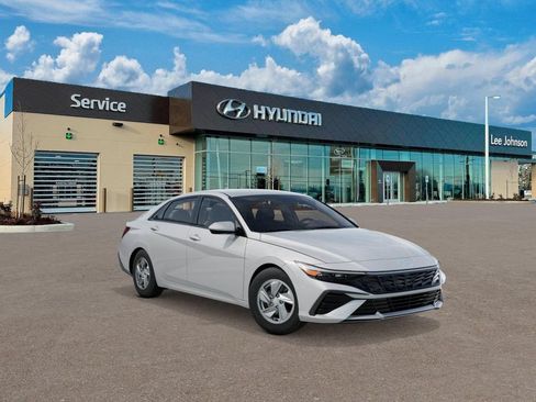 New 2026 Hyundai Elantra SE FWD image 2