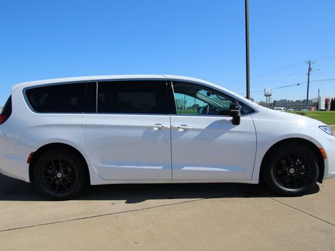 Used 2024 Chrysler Pacifica Touring-L FWD image 4