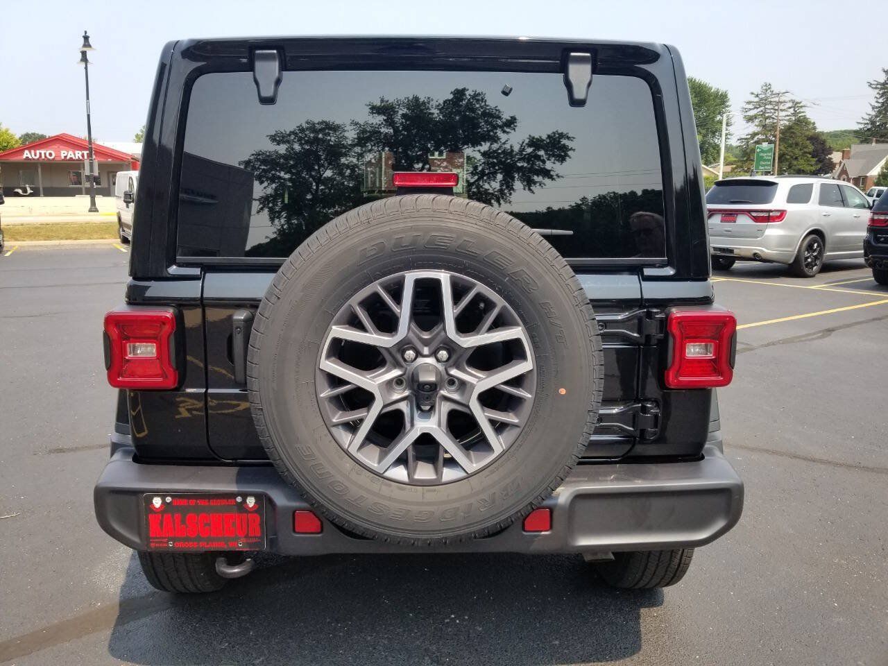 Used 2024 Jeep Wrangler Unlimited Sahara AWD/4WD image 7