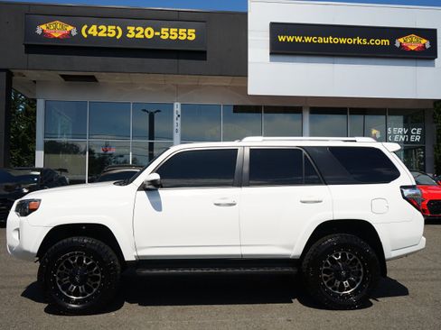 Used 2018 Toyota 4Runner SR5 AWD/4WD image 2