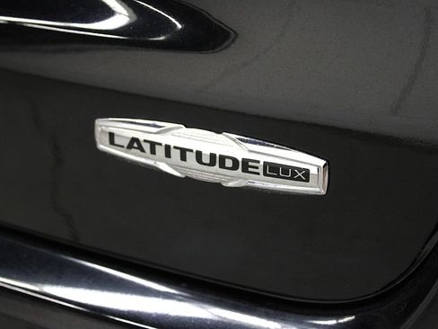 Certified 2022 Jeep Compass Latitude w/ Sun and Sound Group AWD/4WD image 41