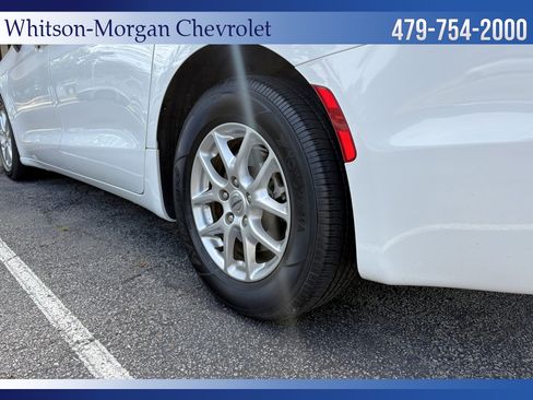 Used 2023 Chrysler Pacifica Touring-L FWD image 39