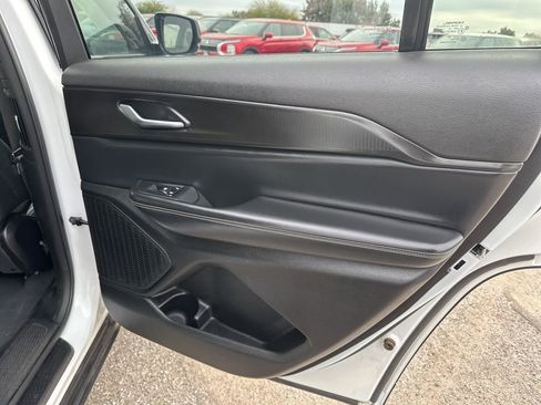 Used 2023 Jeep Grand Cherokee L Laredo image 24