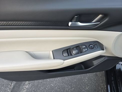 Used 2025 Nissan Altima 2.5 SV FWD image 13