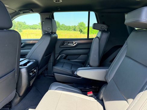 Used 2025 GMC Yukon Denali AWD/4WD image 15