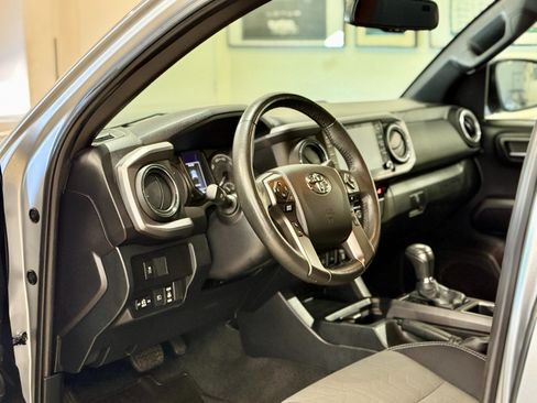 Used 2022 Toyota Tacoma TRD Off-Road w/ Technology Package AWD/4WD image 24
