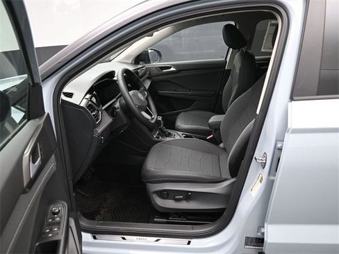 New 2026 Volkswagen Taos SE image 9