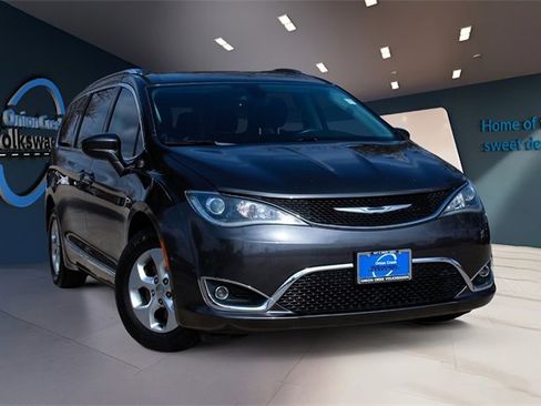 Used 2017 Chrysler Pacifica Touring-L Plus image 3