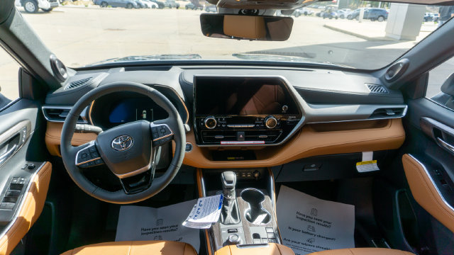 New 2026 Toyota Highlander Platinum AWD/4WD image 10