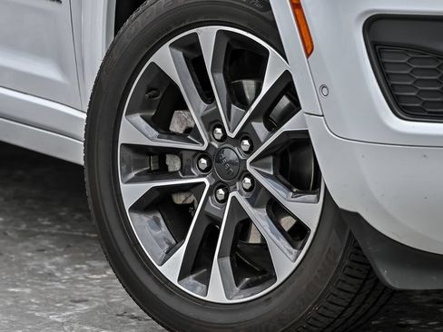 Used 2023 Jeep Grand Cherokee Overland w/ Luxury Tech Group IV AWD/4WD image 4