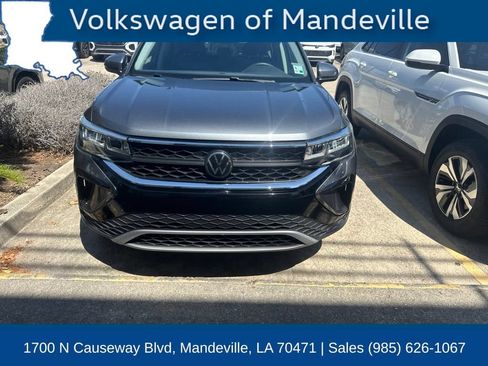 Used 2023 Volkswagen Taos SE w/ Panoramic Sunroof Package FWD image 2