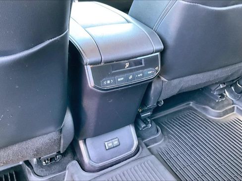 Used 2022 Toyota Highlander XLE AWD/4WD image 34