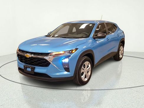 Used 2026 Chevrolet Trax LS FWD image 1
