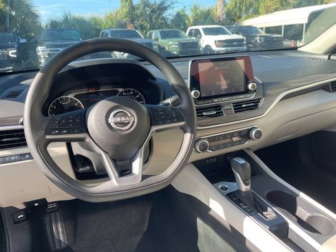 Used 2025 Nissan Altima 2.5 SV FWD image 13