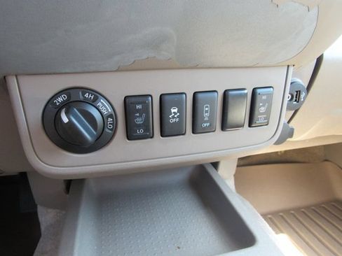 Used 2017 Nissan Frontier SV w/ SV Value Truck Package AWD/4WD image 21