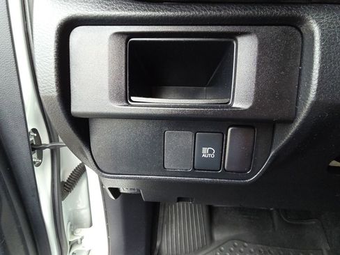 Used 2018 Toyota Tacoma SR AWD/4WD image 21