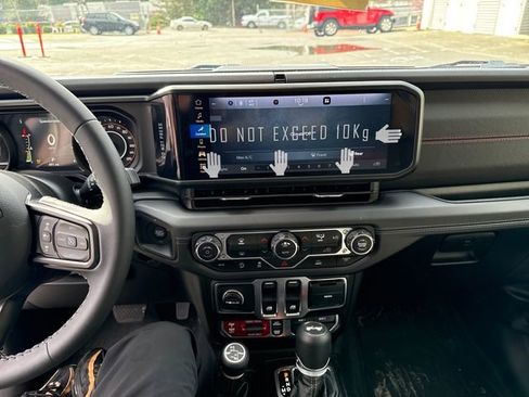 Used 2025 Jeep Wrangler Rubicon image 23