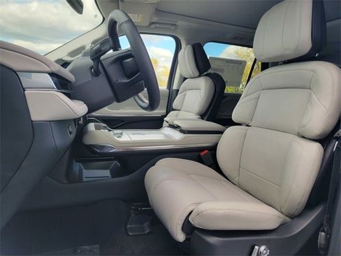New 2025 Lincoln Navigator Reserve image 19