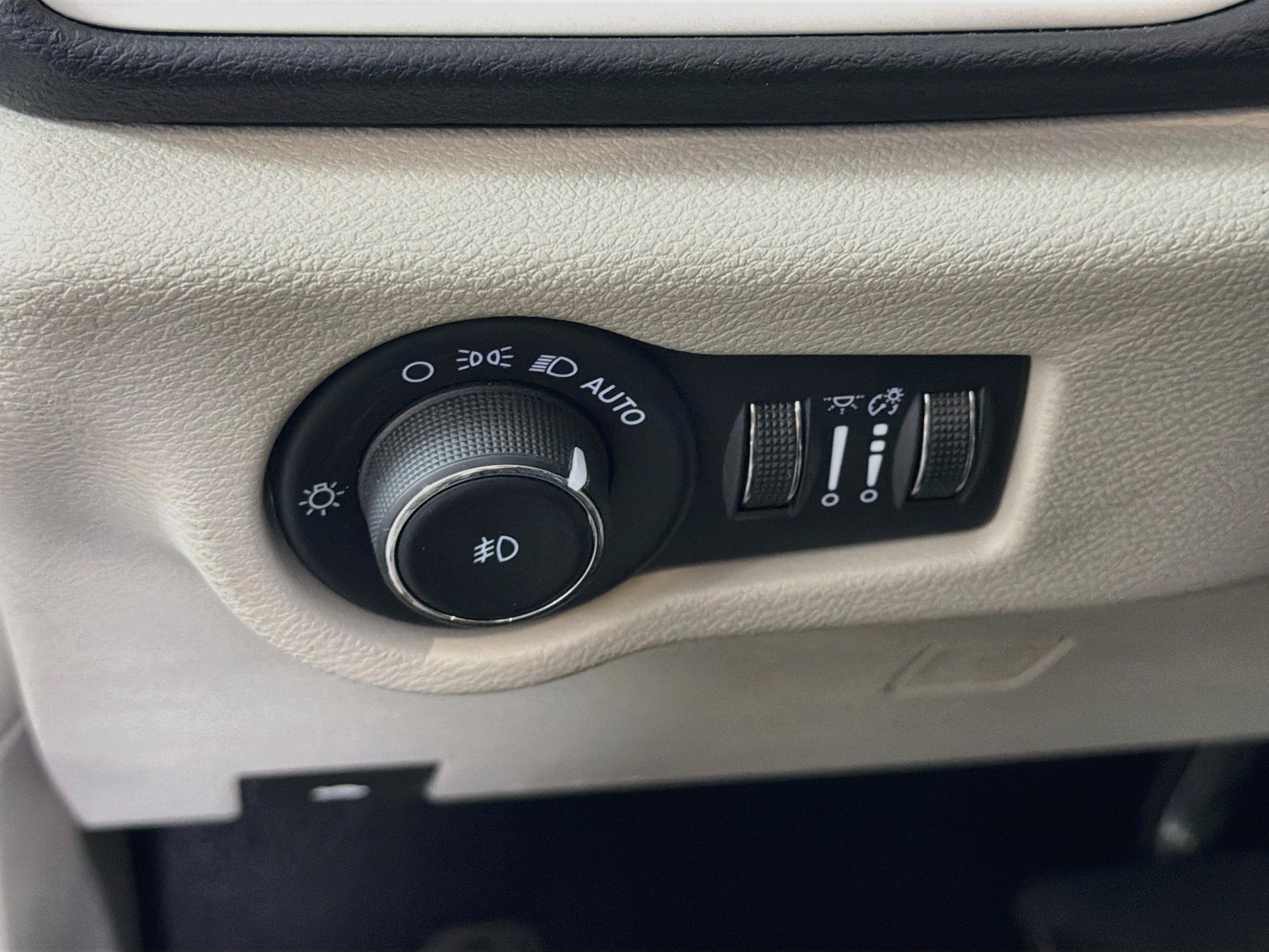 Used 2024 Chrysler Pacifica Touring-L FWD image 16