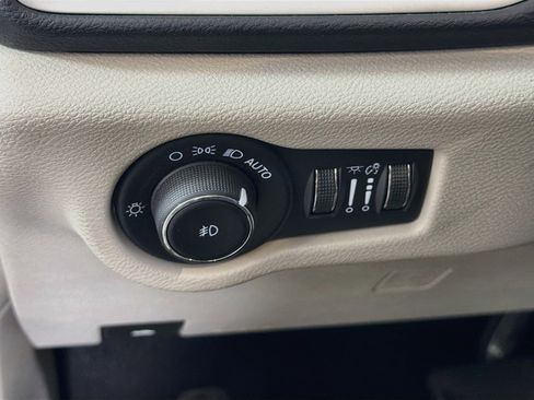 Used 2024 Chrysler Pacifica Touring-L FWD image 16