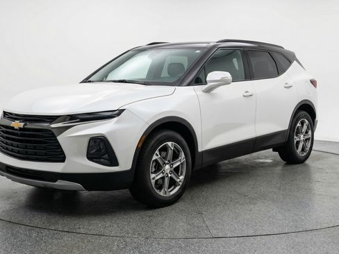 Used 2025 Chevrolet Blazer LT image 3