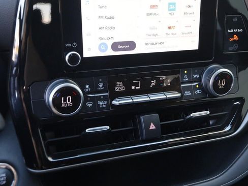 Used 2023 Toyota Highlander L image 18