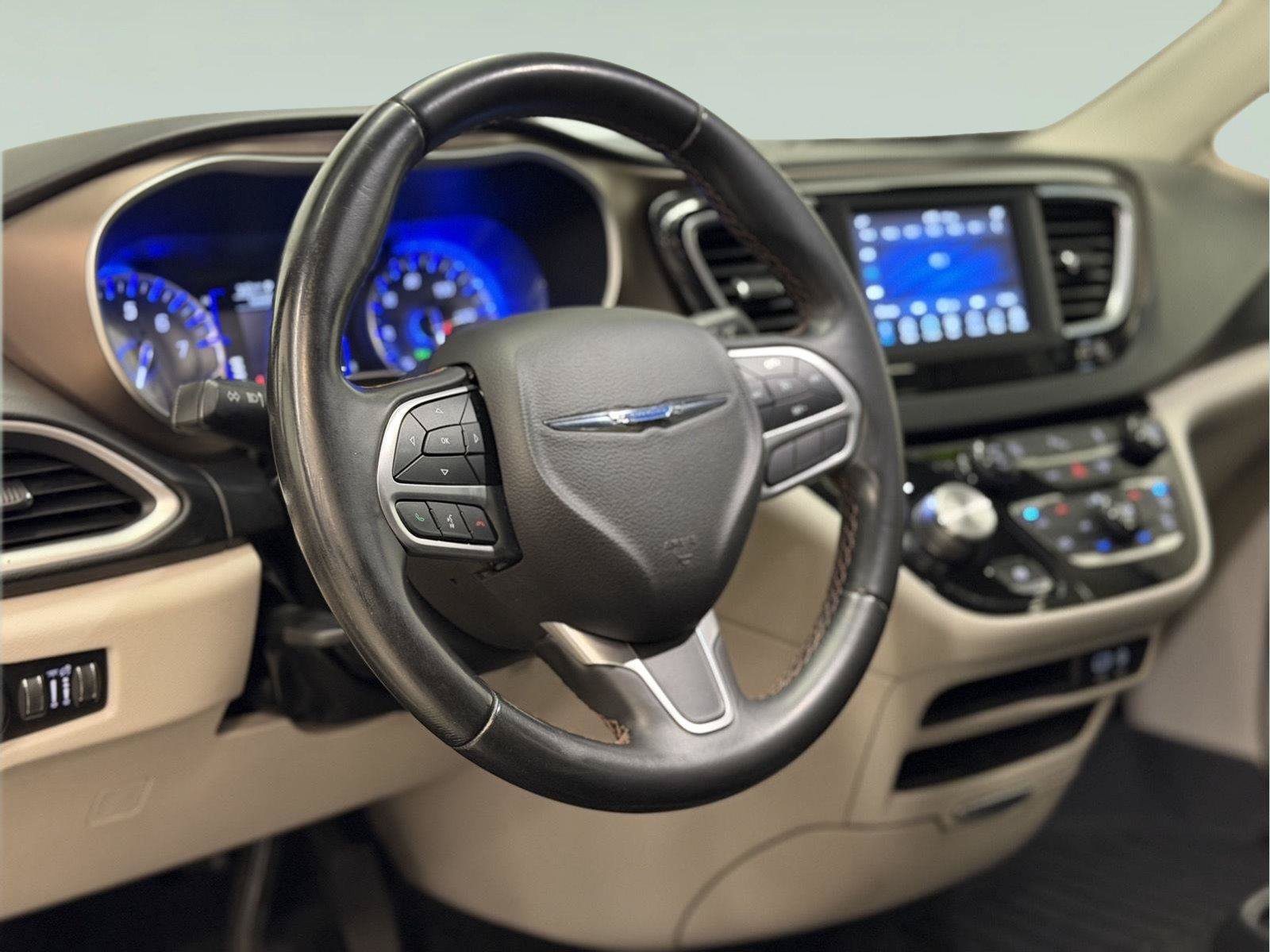 Used 2018 Chrysler Pacifica Touring-L FWD image 21